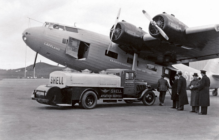 Fokker F.XXII, SE-ABA, ABAs första fyrmotoriga flaggskepp tankas.