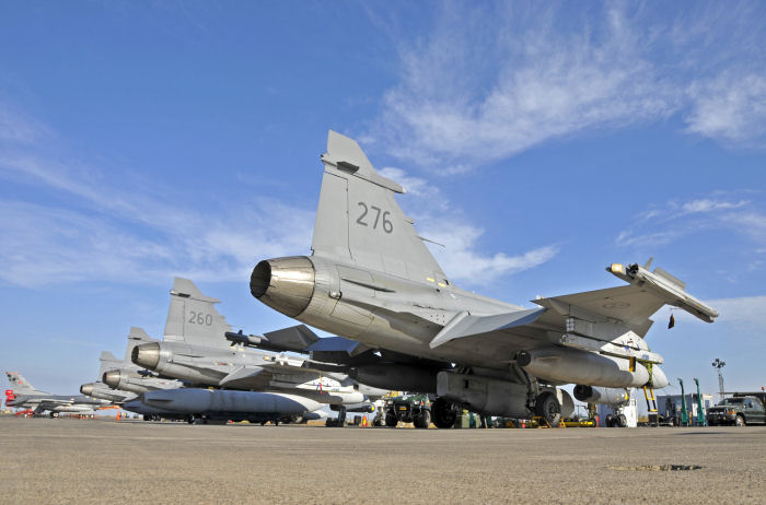 Gripenplanet närmast kameran är utrustad med spaningskapsel SPK 39I/V (I = incident V = visuell), Laserpekkapsel Litening III samt AIM 2000 IRIS-T (Rb 98). Foto: Peter Liander.