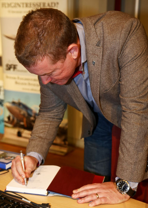 Tommy Petersson är också författare, och fick signera flera exemplar av sin bok ”Med invasionen i sikte - Flygvapnets krigsplanläggning och luftoperativa doktrin 1958-1966”. Foto: Gunnar Åkerberg. 