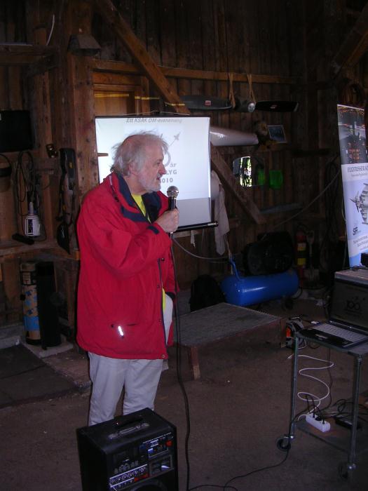 Ordföranden i Skå Flygplatsförening Jack Valentin höll föredrag om Skås drygt 60-åriga historia. I bakgrunden SFF Stockholm informationsbord. Foto: Bernt Olsson.