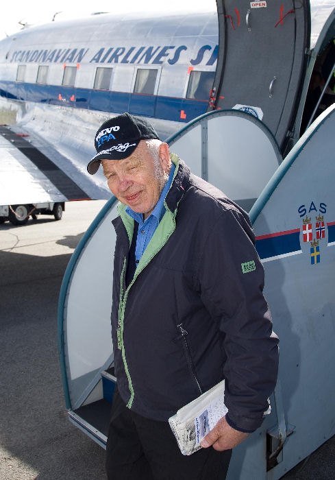 Göthe Johansson på Bromma Flygplats när han flög Flygande Veteraners DC-3 "Daisy" i samband med sin 75-årsdag. Foto: Gunnar Åkerberg.