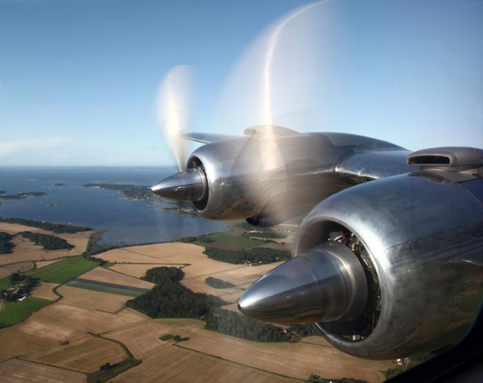 Red Bulls Douglas DC-6B, N996DM, under inflygning till Rygge flygplats den 22 augusti 2009. Foto: Gunnar Åkerberg