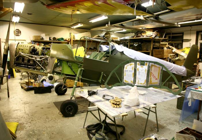 Bücker Bü 181 Bestmann, Sk 25, FV-nr 25084 i svenska flygvapnet. Bilden togs i oktober 2009 då flygplanet var under restaurering av Åke Jansson för ägaren Joakim Westh. Den 23 augusti 2010 provflögs Bücker Bü 181 Bestmann, SE-BMN, för första gången efter renoveringen. Foto: Gunnar Åkerberg