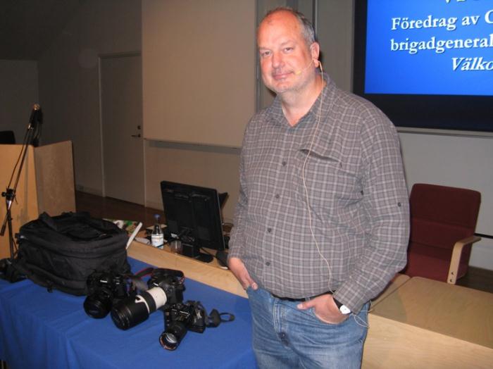 Gunnar Åkerberg bredvid några av sina kameror. Foto: Hans Groby.