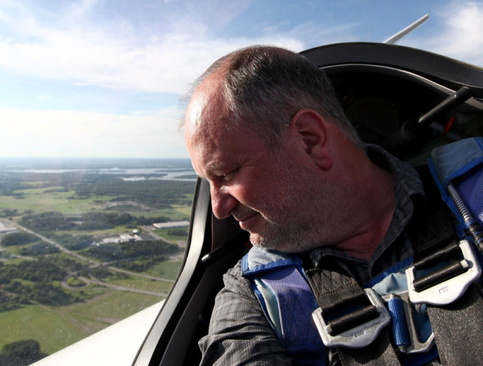 Gunnar Åkerberg där han trivs bäst - i ett flygplan! I det här fallet en segelkärra av typen ASK 21. Foto: Gunnar Åkerberg.