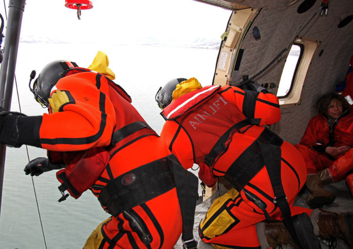 Vinschövning från räddningshelikopter på Svalbard i maj 2010. Foto: Gunnar Åkerberg.