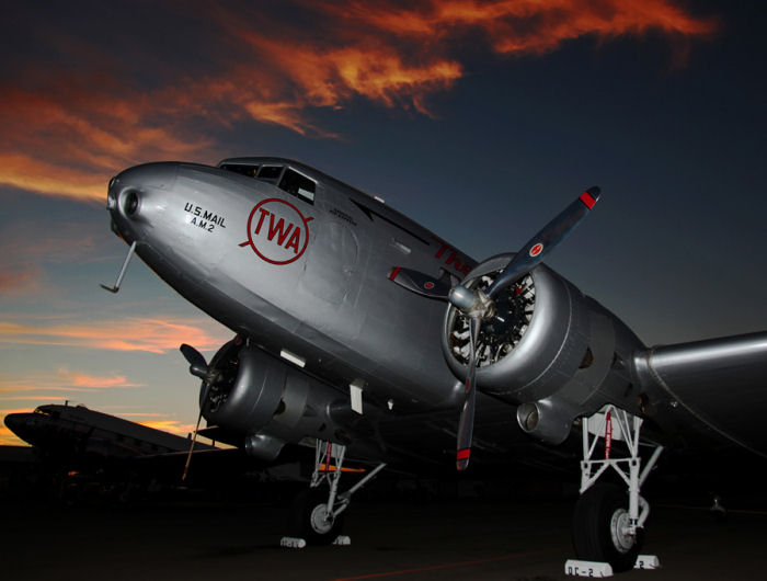 En katt bland hermelinerna… I Rock Falls, Illinois samlades närmare 30 stycken Douglas DC-3/C-47: or en weekend i juli för att högtidlighålla typens 75-års jubileum. En luftvärdig DC-2 fanns också med bland många DC-3: orna… Foto: Gunnar Åkerberg.