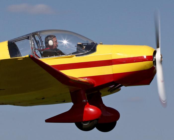 Bo Danielsson, ordförande i Barkarby Flygklubb startar med sin  Jodel D 113. Foto: Gunnar Åkerberg.