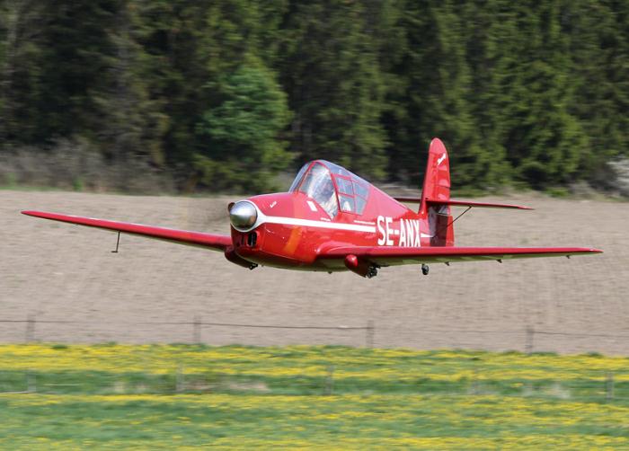 Stefan Sandberg visade upp SE-ANX i lufthavet. Stefan har varit delaktig i renoveringen av SE-ANX. Stefan har dessutom genomfört all provflygning av flygplanet sedan i december 2009. Foto: Gunnar Åkerberg