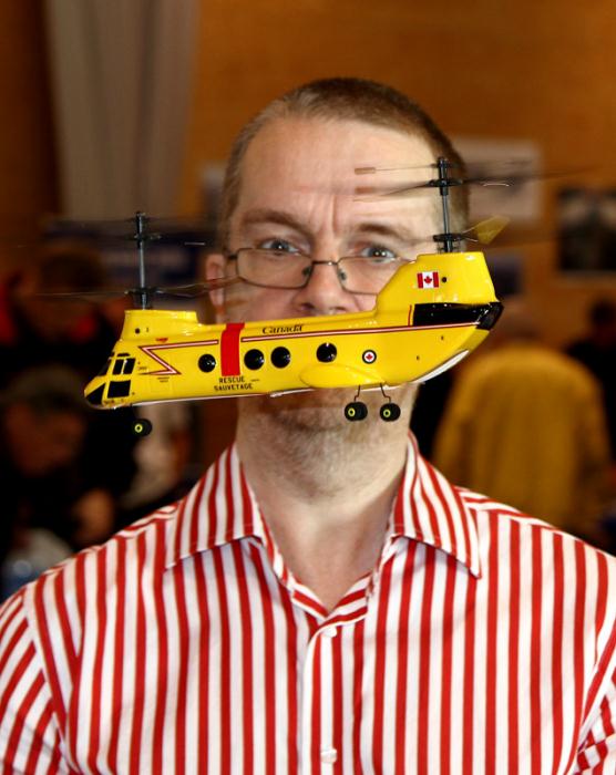 En koncentrerad Hans Crispin bjuder mässbesökarna på visning av en radiostyrd helikopter. Foto: Gunnar Åkerberg.