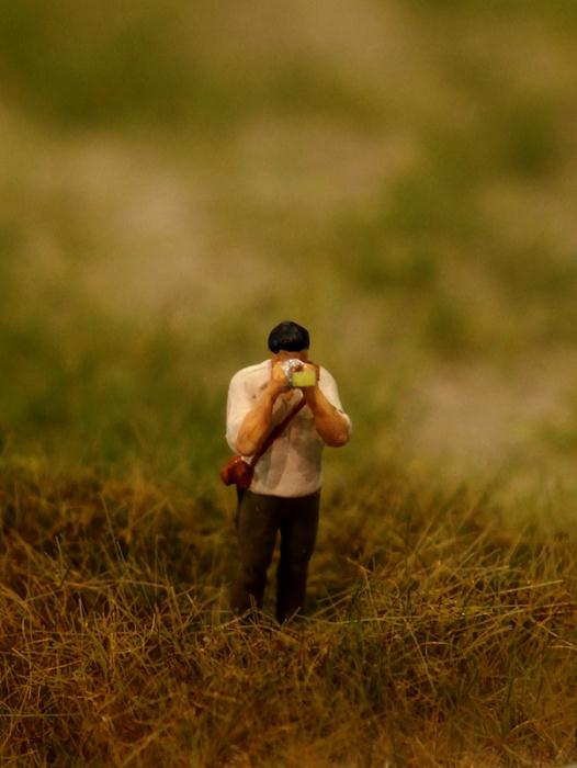 En annan av Lars Kempes miniatyrfigurer. En fotograf som… Foto: Gunnar Åkerberg.