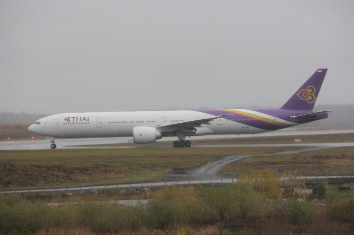 Thai Airways Boeing 777-3D7(ER) widebody, på väg till betydligt varmare breddgrader. Foto: Hans Groby.