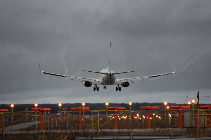 En Norwegian Boeing 737 ovanför banljusen. Foto: Hans Groby.