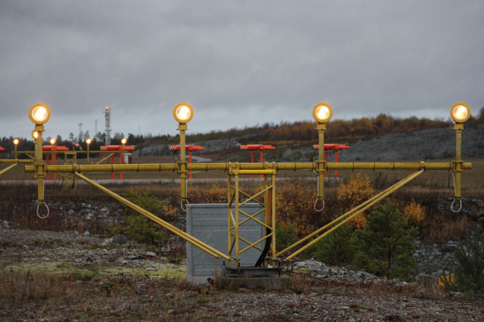 Tända banljus under en gråmulen himmel på Arlanda. Foto: Hans Groby.