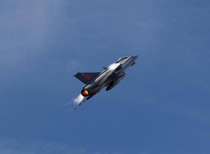 Tack vare alla eldsjälar som jobbar med Johan 56 i Halmstad kan vi fortfarande njuta av en J 35 Draken i luften - 55 år efter första flygningen! Foto: Gunnar Åkerberg. Tack vare alla eldsjälar som jobbar med Johan 56 i Halmstad kan vi fortfarande njuta av en J 35 Draken i luften - 55 år efter första flygningen! Foto: Gunnar Åkerberg.