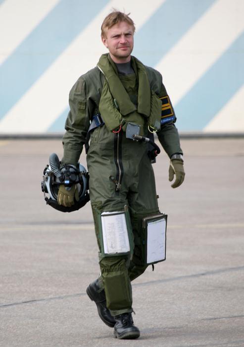 Drakenpiloten Peter Hedberg promenerar ut till Johan 56 för ytterligare ett träningspass på f.d. F 16 i Uppsala våren 2006. Foto: Gunnar Åkerberg. 