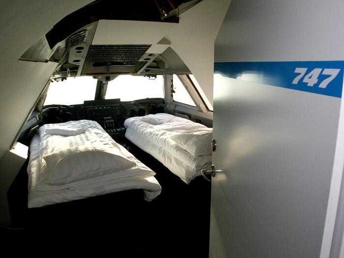 Om man bokar den sena sittningen kan man kanske lika gärna passa på att sova över...Exempelvis i rum nr. 747 - sviten på Jumbo Hostel. Foto: Gunnar Åkerberg.