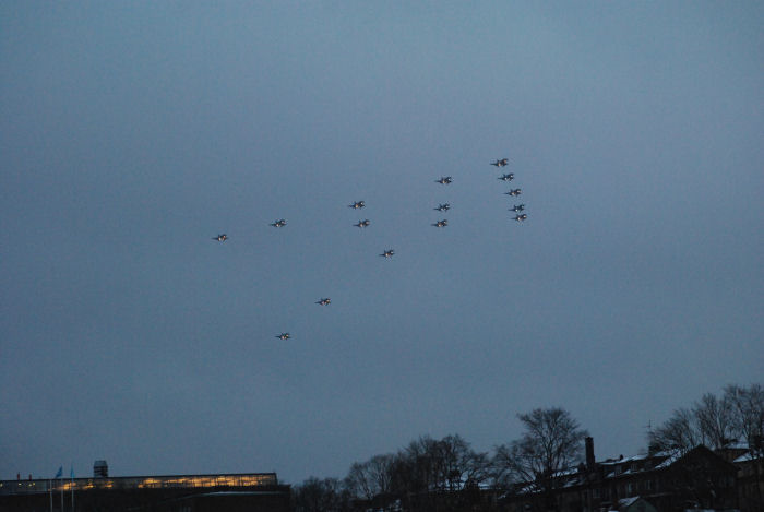 Skaraborgs flygflottilj F 7s årliga julgranaflygning 2017, bestående av 15 JAS 39 Gripen i tät julgransformation över Stockholm. Foto: Bengt Simson.