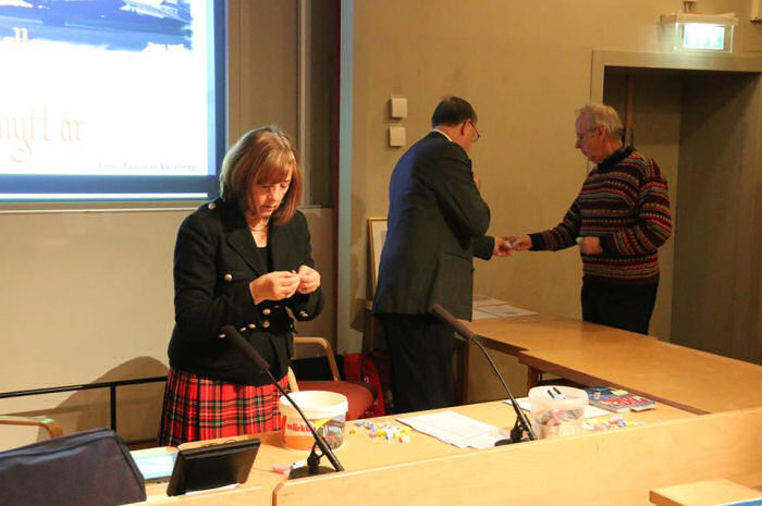 Britt-Marie Bergström, på bilden, samt Birgitta Thorsén skötte lottförsäljningen med stor entusiasm. Foto: Johan Tilosius.