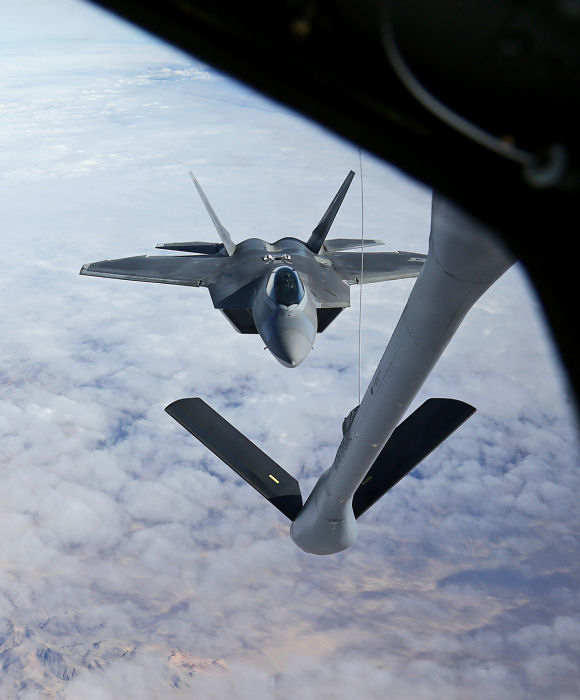 En F-22 Raptor närmar sig tankerplanet KC-135R som användes flitigt under den militära flygövningen Red Flag i Nevada, USA. Foto: Gunnar Åkerberg