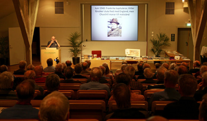 I konkurrens av huvudstadens starka utbud av julmarknader, julkonserter och adventsaktiviteter valde ett 100-tal besökare att istället gå till SFF Stockholms julmöte på Armémuseum 6 december. Foto: Gunnar Åkerberg.