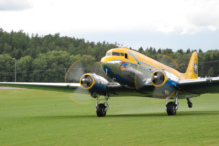 Vallentuna Aviatörförening har skänkt ett värdebevis gällande för en rundflygning med N41CQ DC-3 Congo Queen, värde 500:- Foto: Bengt Simson.