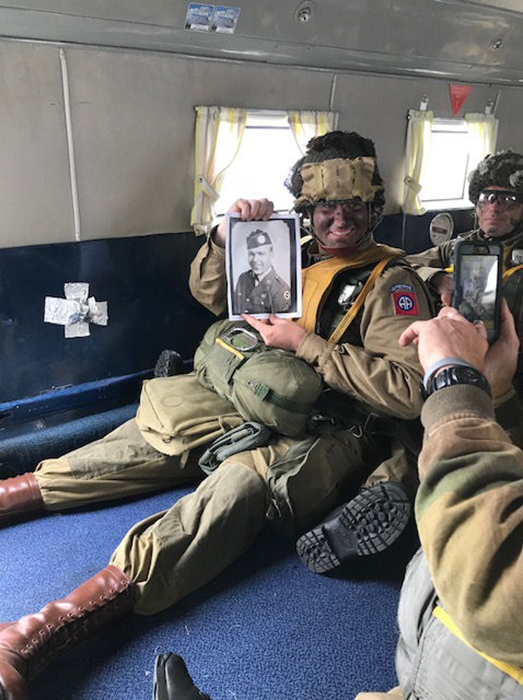 Warren Johnson vars farfars bror hoppade från Daisy över Normandie på Dagen D den 6 juni 1944. Warren gjorde samma hopp från Daisy 2019, i samband med 75-årsminnet av Dagen D. Foto: Michael Åström.