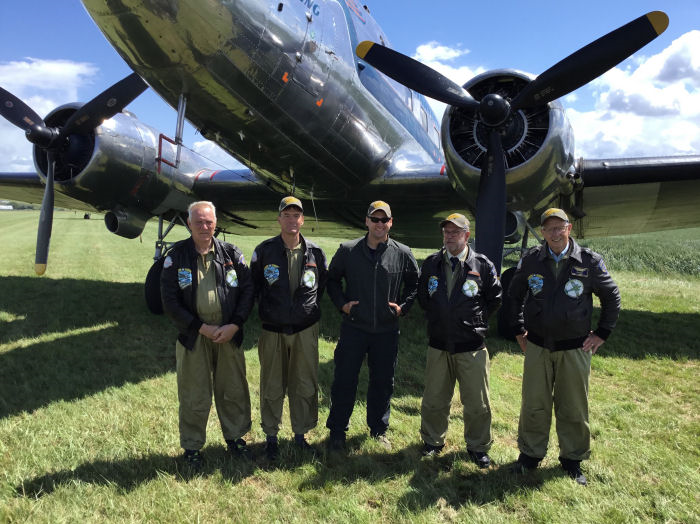 Warren Johnson besökte Daisy och hennes besättning på flygplatsen i Caen i Normandie. Från vänster: Berndt Kvist, Michael Åström, Warren Johnson, Pelle Scherdin och Kjell Nordström: Foto: Lars Sveding. 