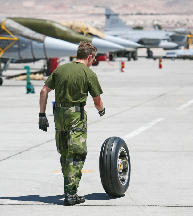 Flygvapnets viktigaste resurs. Människorna! Utan tillgång på personal med rätt kompetens slutar hjulen snart att rulla… Foto: Gunnar Åkerberg  