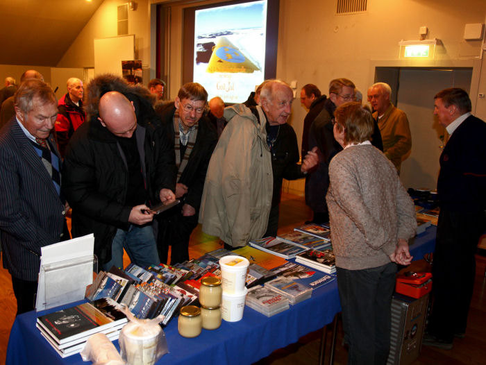 Flygande Veteraners Monika Norlèn och Rolf Nylund sålde böcker, DVD-filmer samt hemslungad honung (!) - på årets julmöte fanns allt - en julmarknad i miniatyr! Foto: Gunnar Åkerberg