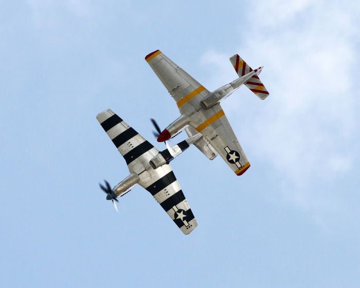 Från ett gråtrist Åbo till ett soligt Duxford och Flying Legends. The Horsemen Flight Teams uppvisning med P-51 Mustang är mycket tät och fantastisk att se! Foto Gunnar Åkerberg   