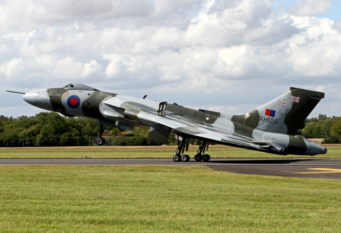 En annan maskin som många människor gillar att se uppvisningsflyga är Avro Vulcan. Tyvärr verkar det som 2013 blir det sista året som det stora deltavingade flygplanet kommer att flyga. Foto Gunnar Åkerberg   