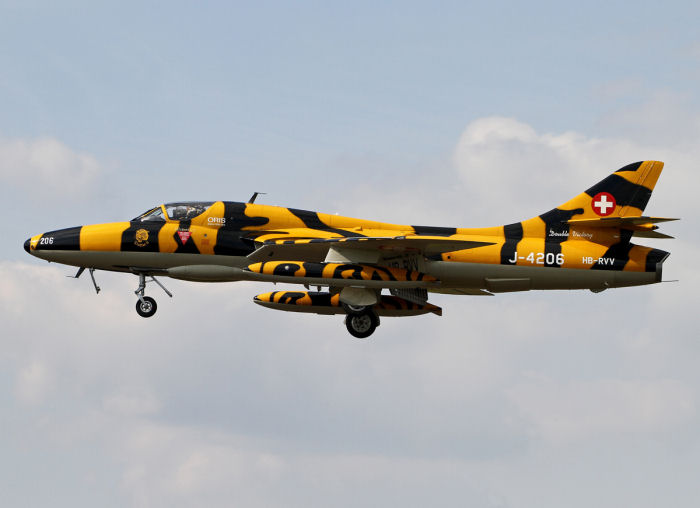 Tigermålade Hawker Hunter T.68, HB-RVV på kort final till RAF Fairford. Foto Gunnar Åkerberg   