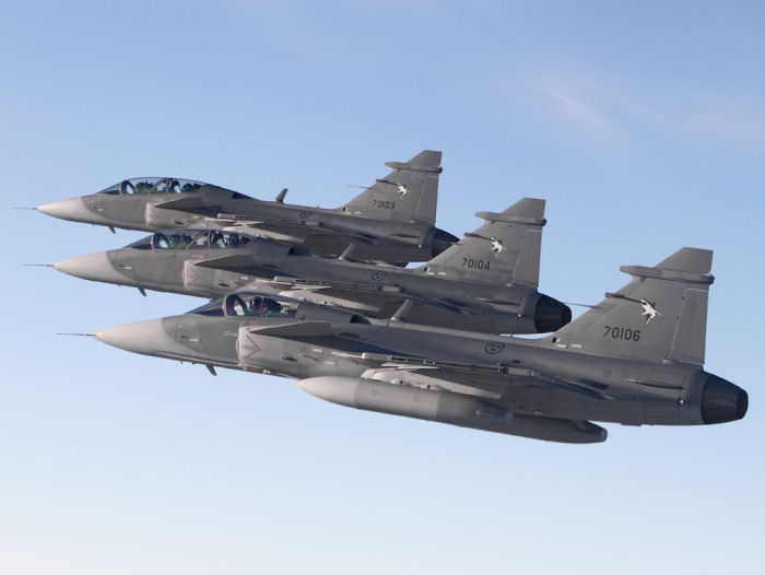 En formation med tre JAS Gripen tillhörande det thailändska flygvapnet fotade under leveransflygningen till Thailand. Foto Gunnar Åkerberg