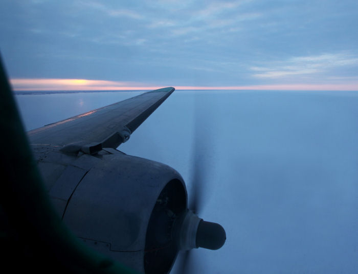 Buffalo Airways opererar en av världens sista reguljära linjer med DC-3. Soluppgången över Great Slave Lake sedd från cockpit en tidig morgon på väg från Yellowknife till Hay River. Foto Gunnar Åkerberg    