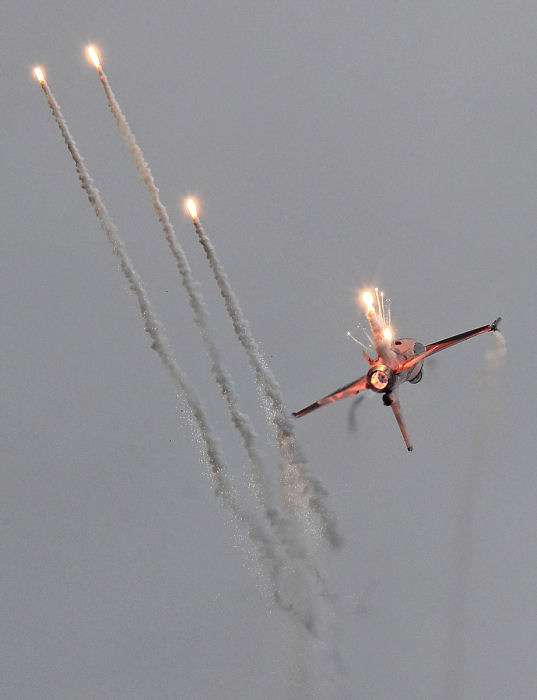 En av 2011 års regnigaste flygdagar genomfördes i Åbo - facklorna från denna holländska F-16 spred i alla fall lite ljus och värme denna gråmulna helg i juni. Foto Gunnar Åkerberg   