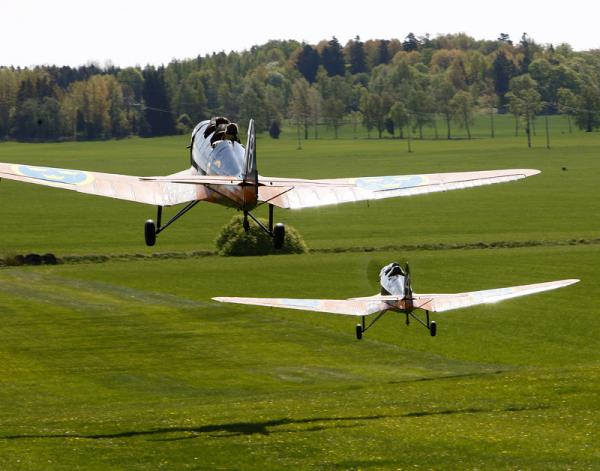 Stefan och Håkan startar för att bjuda publiken på några fina förbiflygningar. Foto: Gunnar Åkerberg.