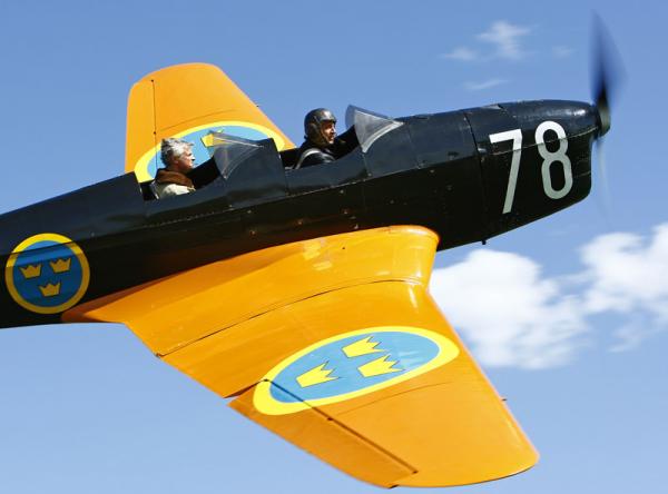 Håkan Wijkander tar en passagerare på en sväng med Klemm Kl 35D, SE-BPT.  Foto: Gunnar Åkerberg.