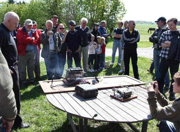 Den välkände motorgurun Per Gillbrandt bjöd besökarna på ljuv musik när han startade sin Rolls Royce Merlin minatyrmotor. Foto: Gunnar Åkerberg.