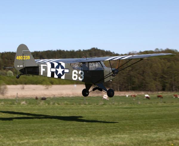 Mats Johansson startar med Piper Cub, SE-BFD, från idylliska Håtuna. Foto: Gunnar Åkerberg.