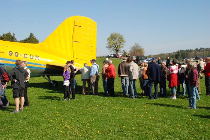 Kö till rundflygning med Vallentuna Aviatörförenings DC-3. Foto: Bengt Simson.