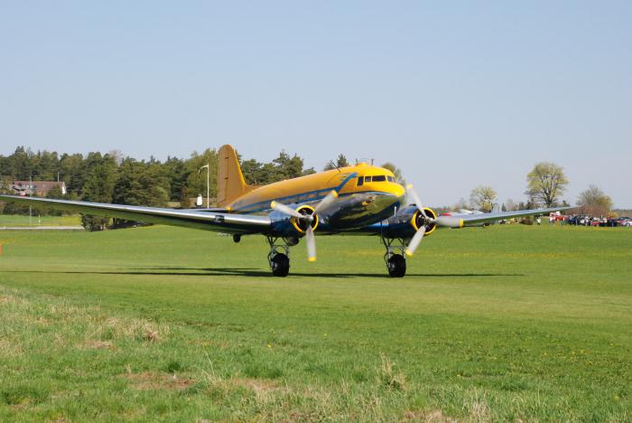 Vallentuna Aviatörförenings DC-3 statar för ännu en rundflygning över stan och skärgården. Foto: Bengt Simson.