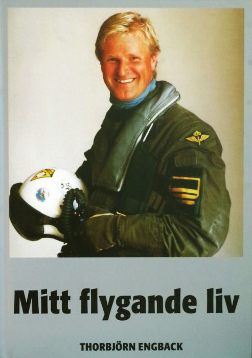 Mitt flygande liv ären personlig berättelse om Thorbjörn Engbacks 36 år i Flygvapnet.