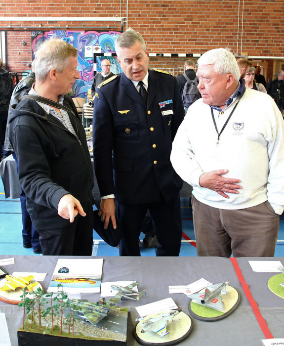 Flygvapenchefen Generalmajor Mats Helgesson visades runt i utställningen av Hans Fehrnström från IPMS och Lennart Berns från SFF och . Foto: Gunnar Åkerberg