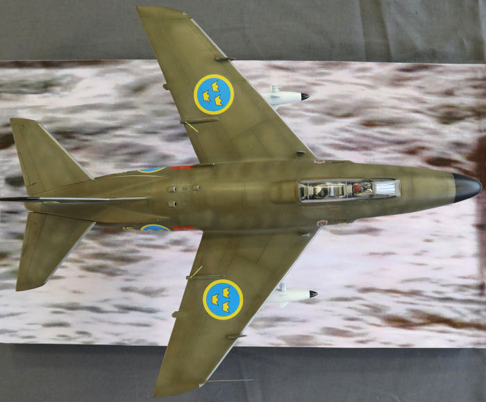 Anders Edblads vinnande modell av en Saab 32 Lansen, i skala 1/48. Förutom att vara en välbyggd modell av själva flygplanet, med bland annat detaljrik cockpitinredning, har byggaren placerat modellen i en lågflygningsscen över en vattenyta, vilket ger en fartfylld upplevelse. Foto: Gunnar Åkerberg