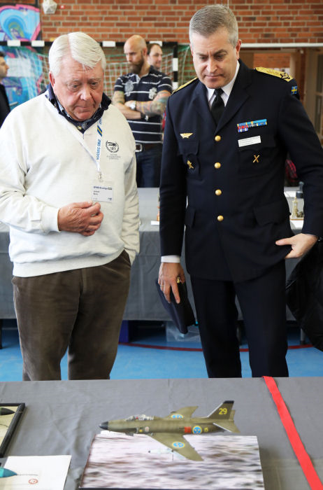 Flygvapenchefen Generalmajor Mats Helgesson visades runt i utställningen av Lennart Berns från SFF och Hans Fehrnström från IPMS. Foto: Gunnar Åkerberg