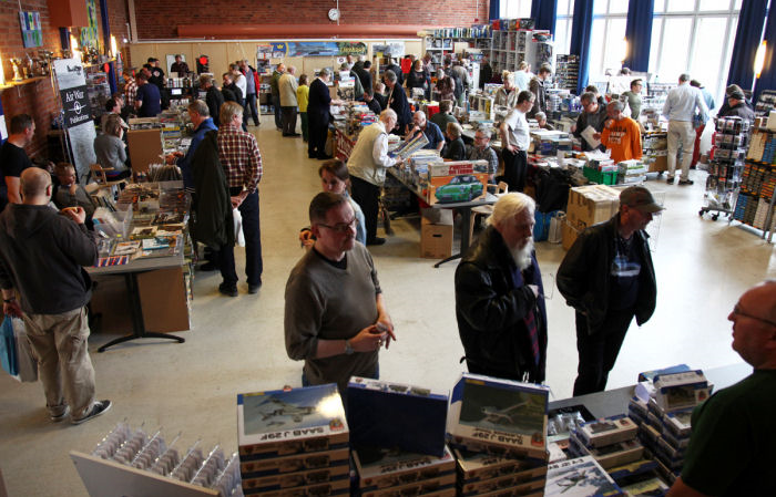 I en av de två utställningshallarna fanns hobbyhandlare och ett café samlat. Foto: Gunnar Åkerberg 