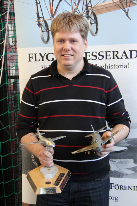 Johan Elvins med sin modell samt ”Svensk Flyghistorisk Förenings vandringspris” som är en epoximodell av Saab 29 Flygande Tunnan. Foto: Hans Groby.