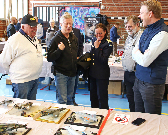 Chefen för Upplands Flygflottilj, F 16, Överste Pernille Undén, visades runt i utställningen av representanter från IPMS Stockholm och från SFF Stockholm. Foto: Gunnar Åkerberg.