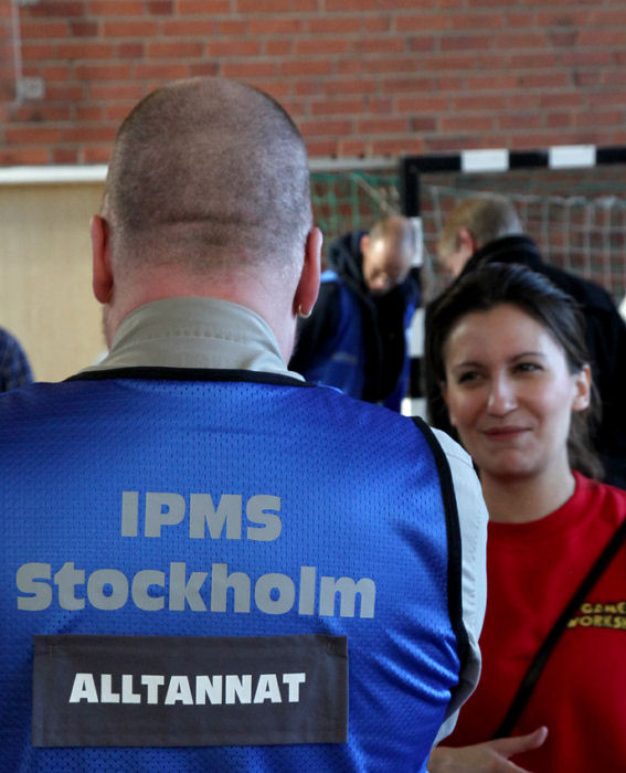 ModellExpo 08-open 2011 arrangerades av IPMS Stockholm. En stor mängd ideellt arbetande funktionärer gjorde arrangemanget möjligt att genomföra. Domare, bordsvärdar samt mannen på bilden som höll i ”alltannat” hade fullt upp under helgen. Foto: Gunnar Åkerberg 